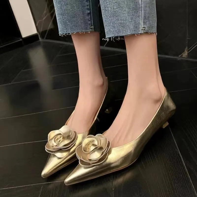 Elegant women's shoe with embossed flower - Low heel and everyday comfort