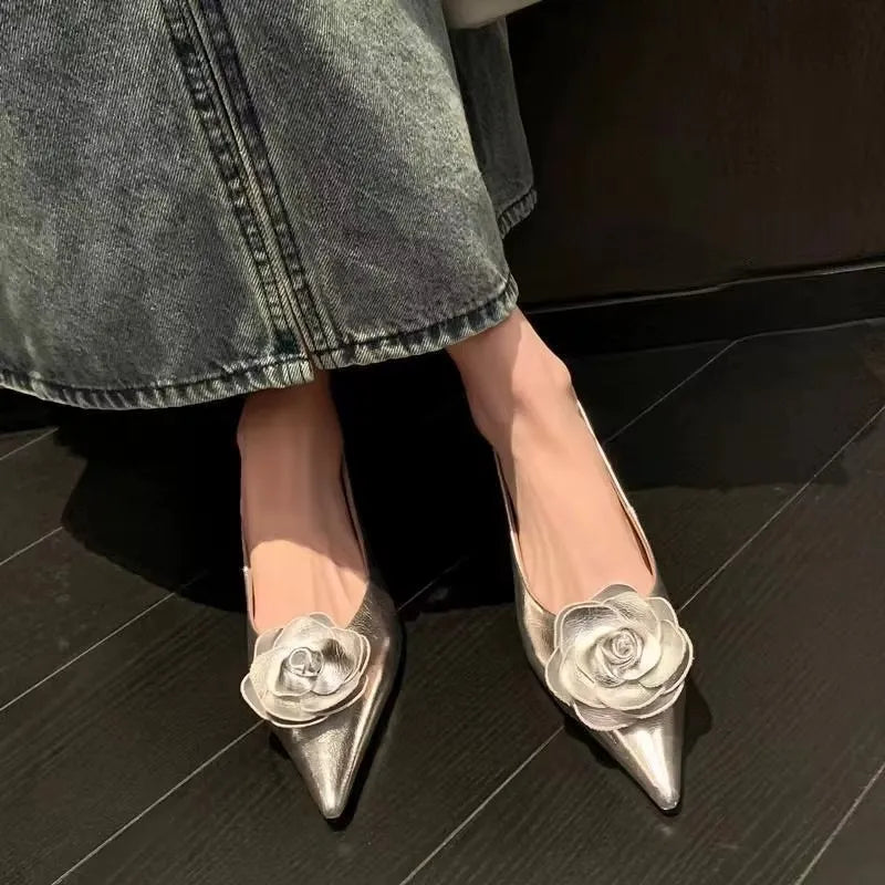 Elegant women's shoe with embossed flower - Low heel and everyday comfort